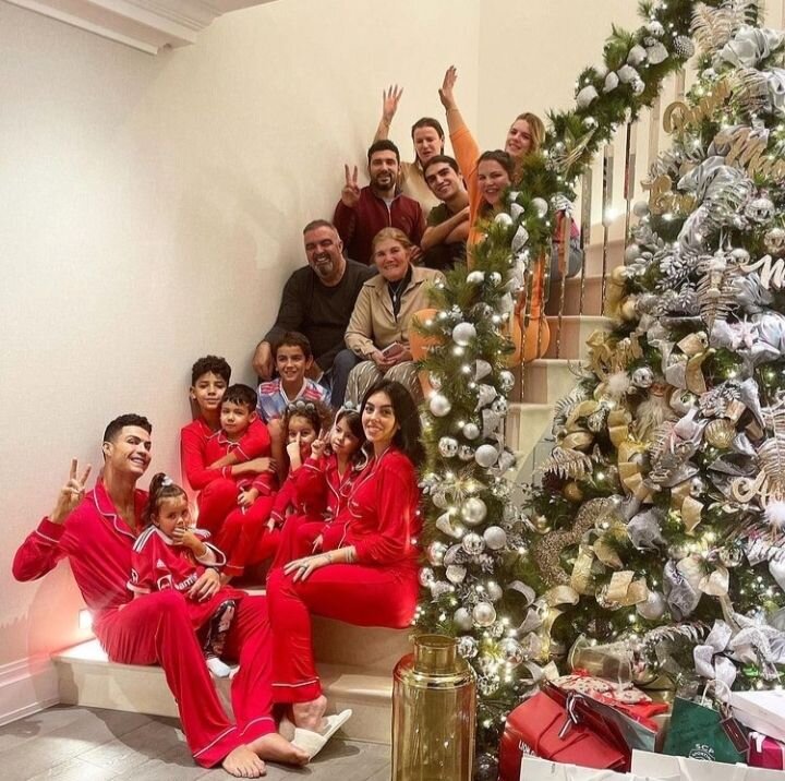 عکس کریسمسی رونالدو در کنار نامزد و خانواده اش