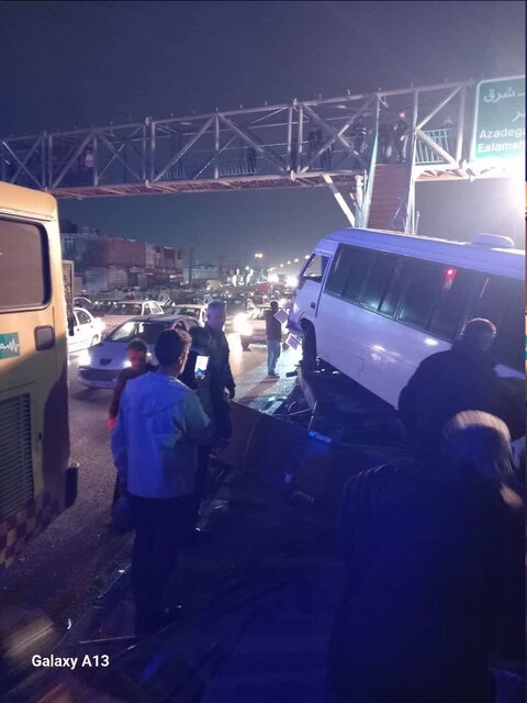 انحراف مینیبوس در بزرگراه آیتالله سعیدی