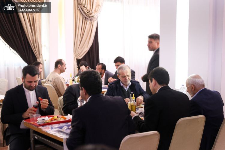 پزشکیان با کارکنان ناهار خورد (2)