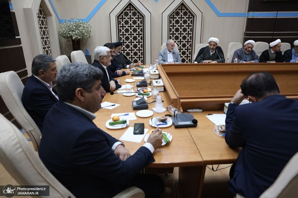 در نشست با جمعی از احزاب و فعالان سیاسی استان قم؛ (1)