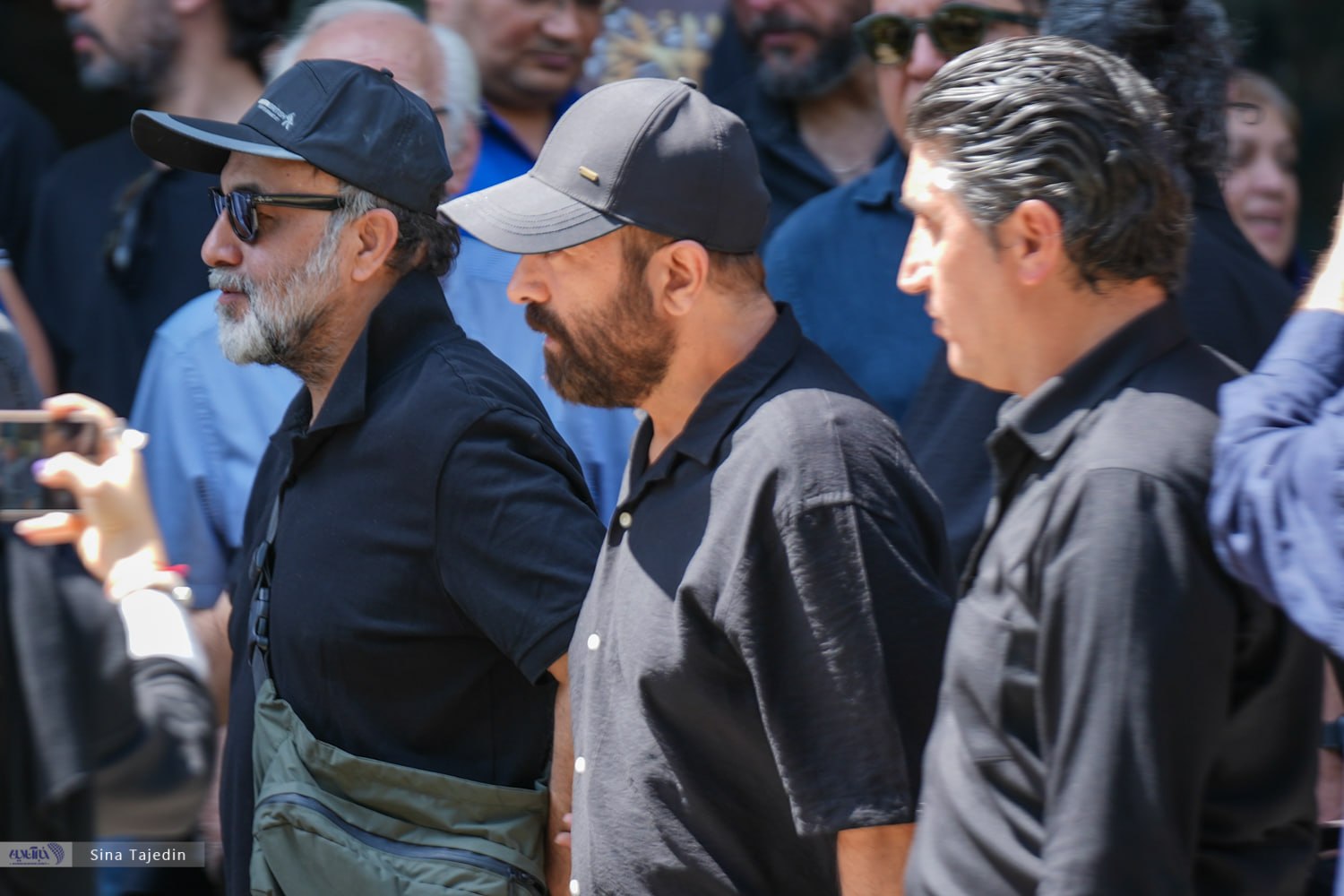مراسم تشییع پیکر اکبر عبدی با حضور هنرمندان 