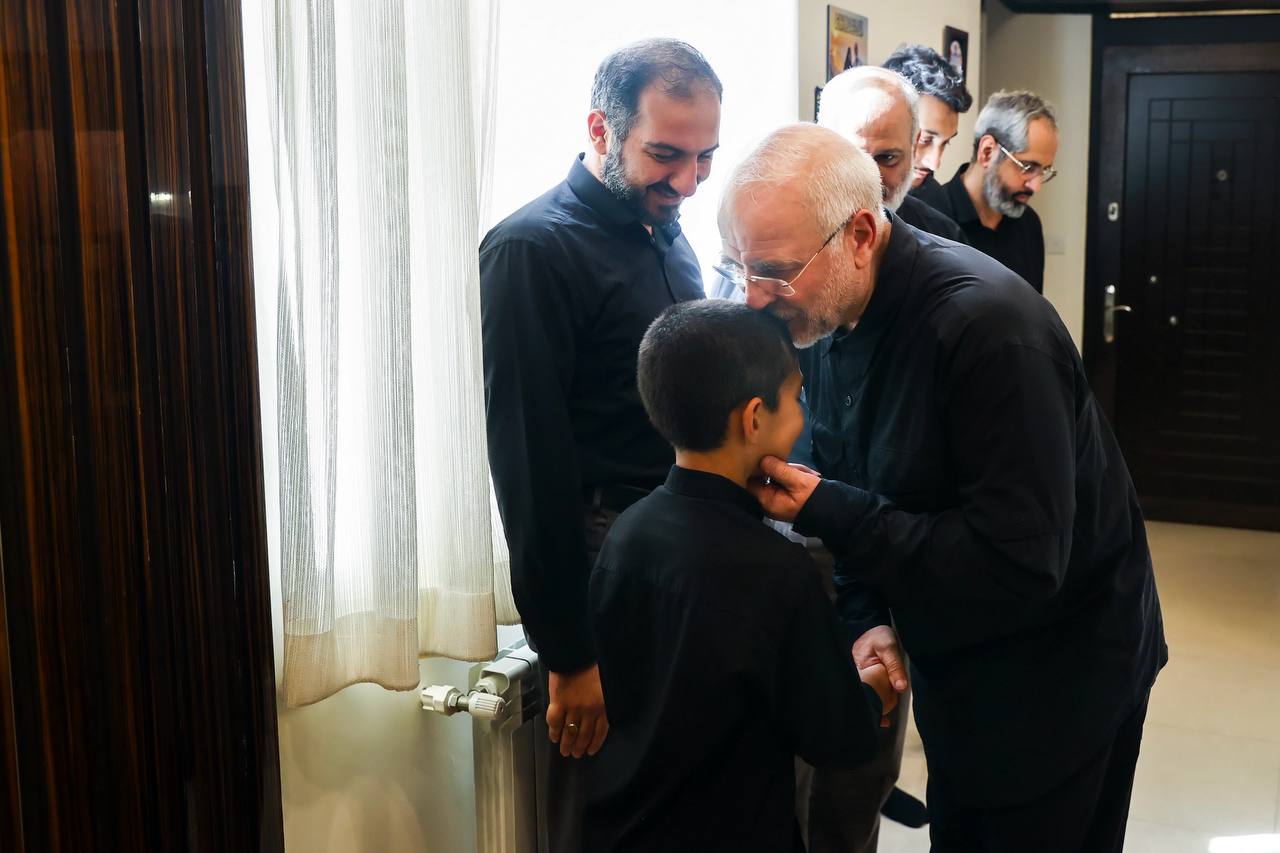 حضور قالیباف در منزل شهید طهرانچی (3)
