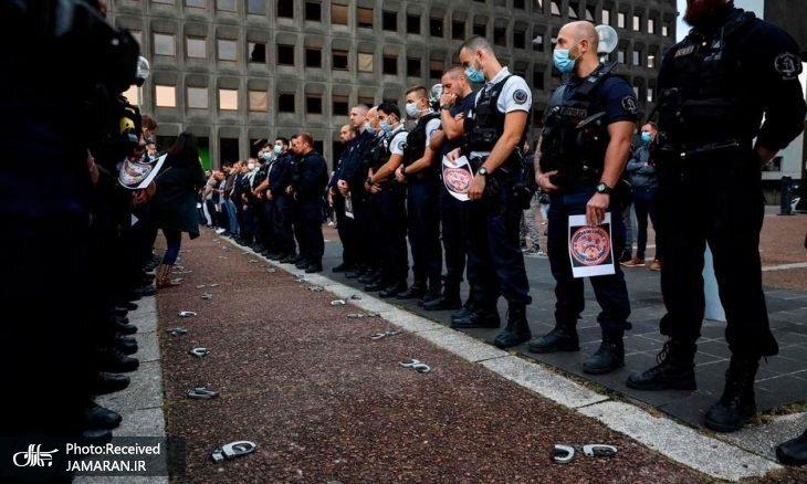 پلیس‌های فرانسه در اعتراض به دولت دستبندها را زمین انداختند