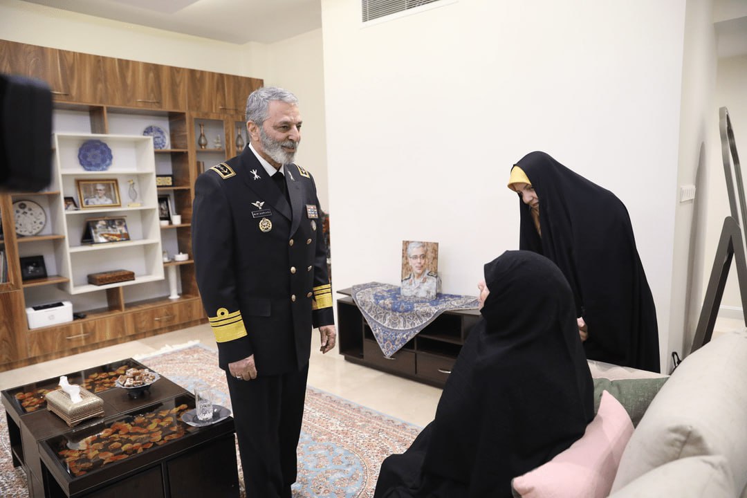 اعطای درجۀ سپهبدی شهید باقری به خانوادۀ ایشان 2