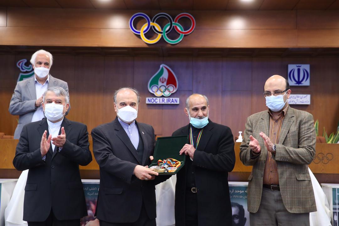  رونمایی از تندیس ۶ قهرمان ملی در کمیته ملی المپیک