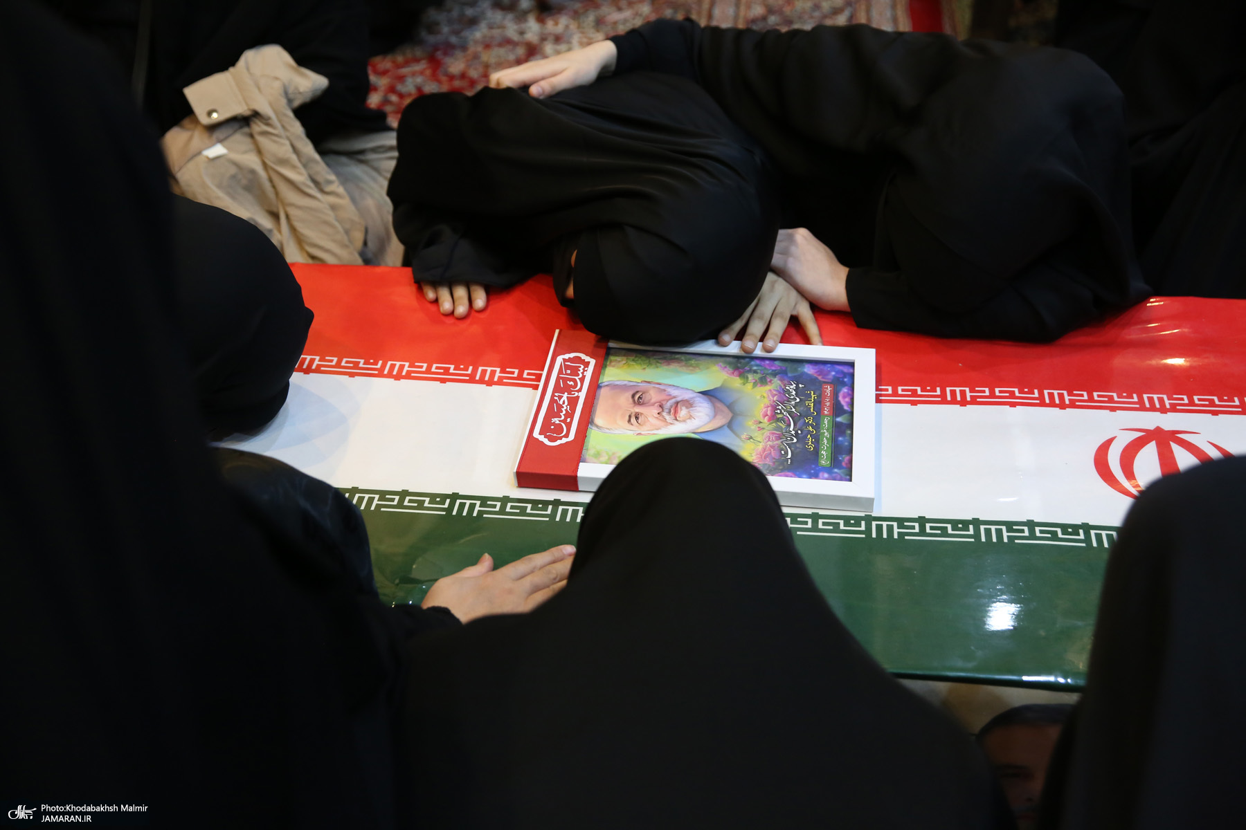 اقامه نمازسید حسن خمینی بر پیکر شهید حیدری در حرم مطهر امام خمینی (س)