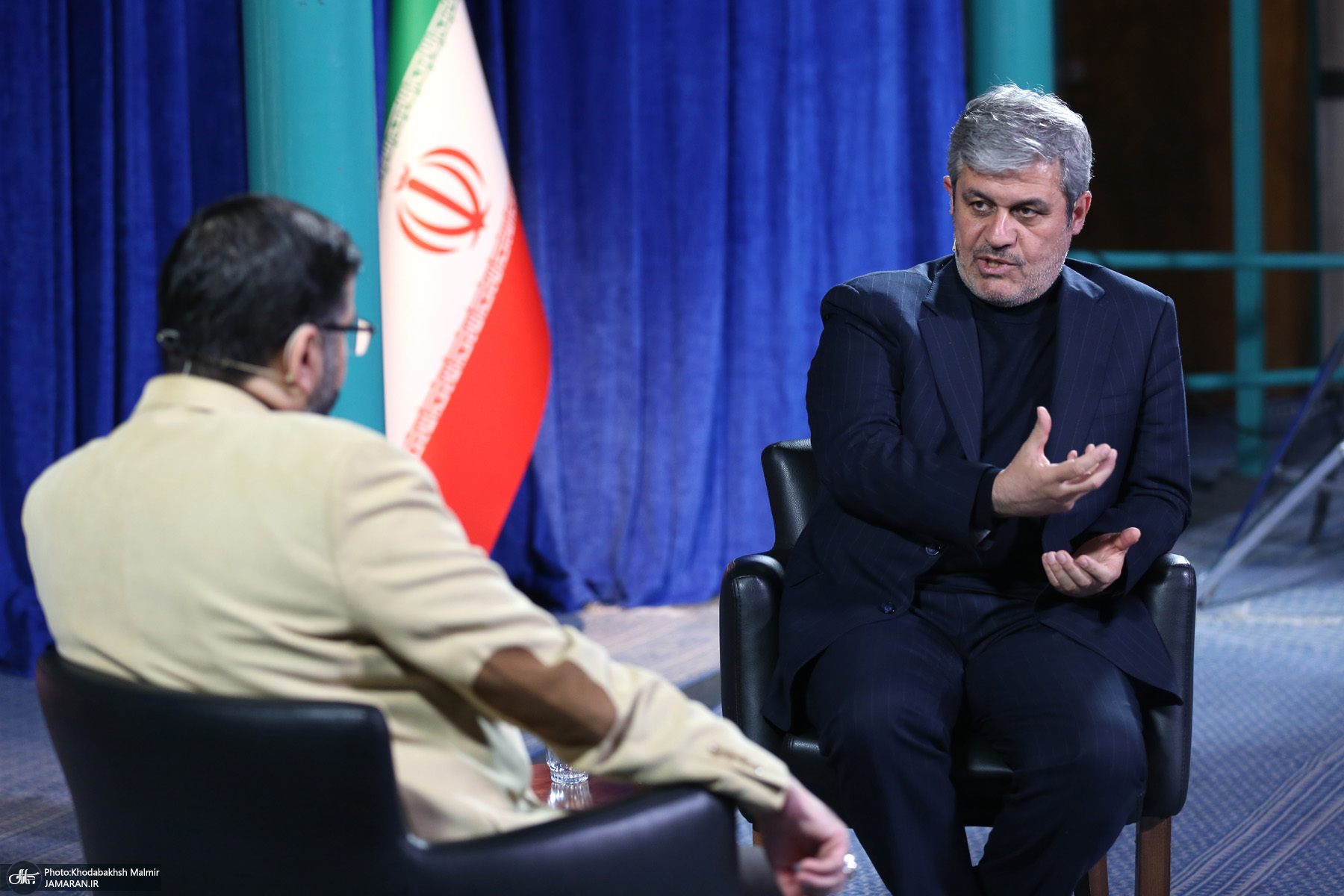 گفتگو حضور با تاجگردون