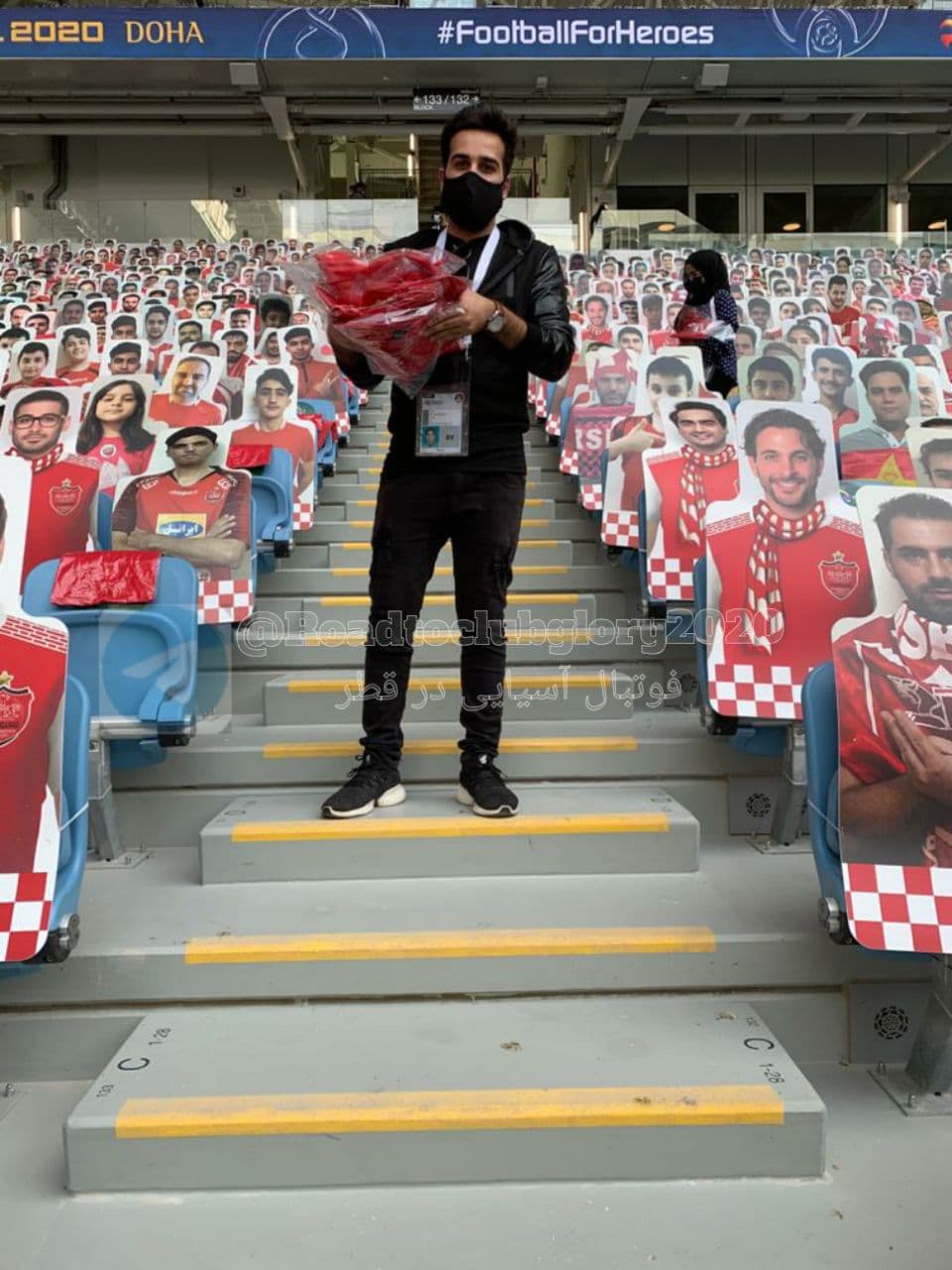 تقسیم بندی ۵۰۰ تیشرت قرمز و ۵۰۰ تیشرت آبی در فینال لیگ قهرمانان آسیا