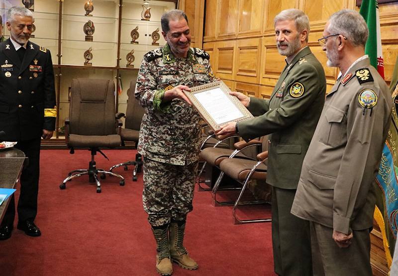 فرمانده قرارگاه مشترک پدافند هوایی خاتم الانبیاء(ص) کشور و نیروی پدافند هوایی ارتش و فرمانده نیروی هوایی ارتش منصوب شدند. (4)