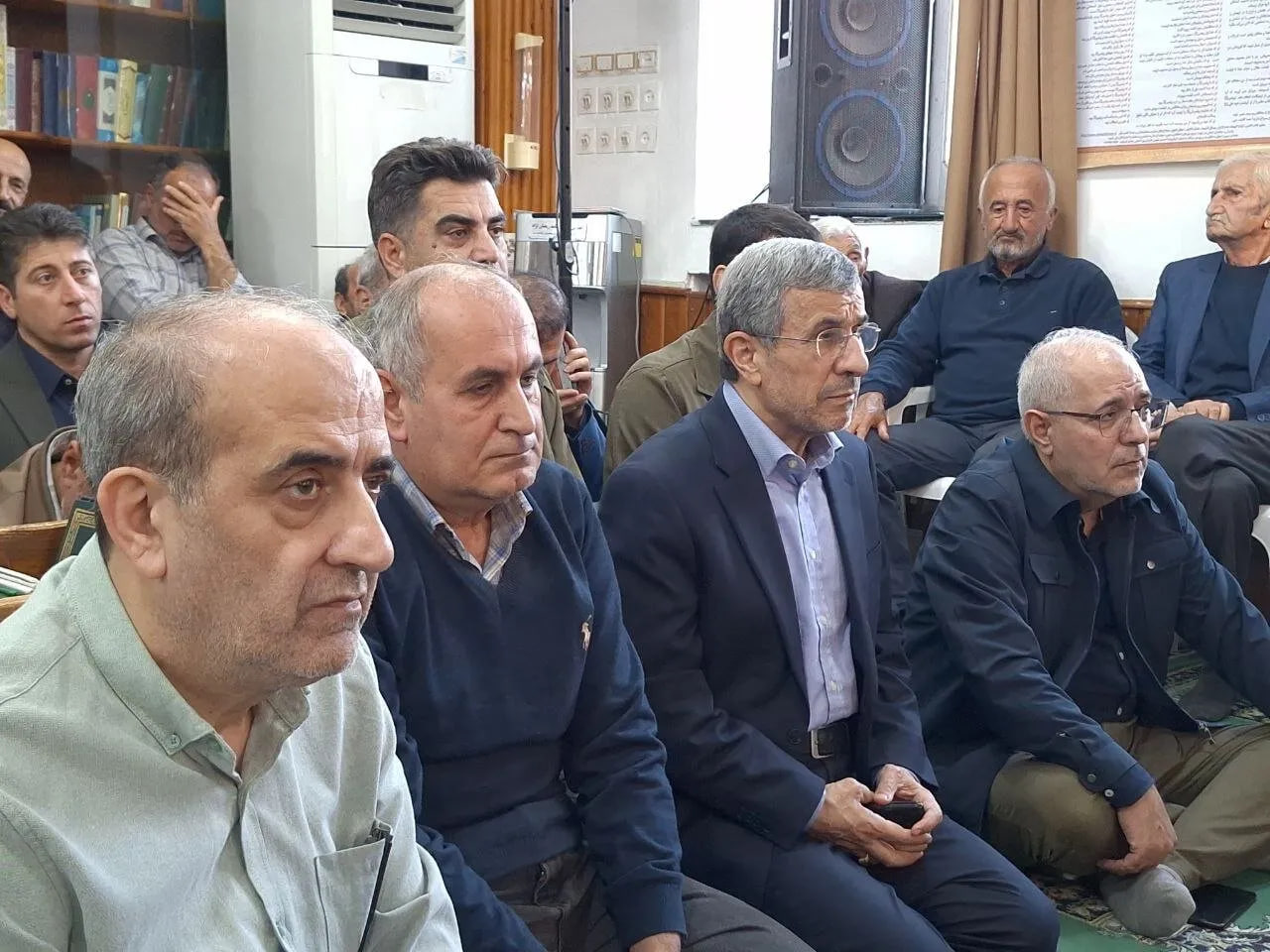 احمدی‌نژاد در مراسم ختم خواهر مشایی (3)