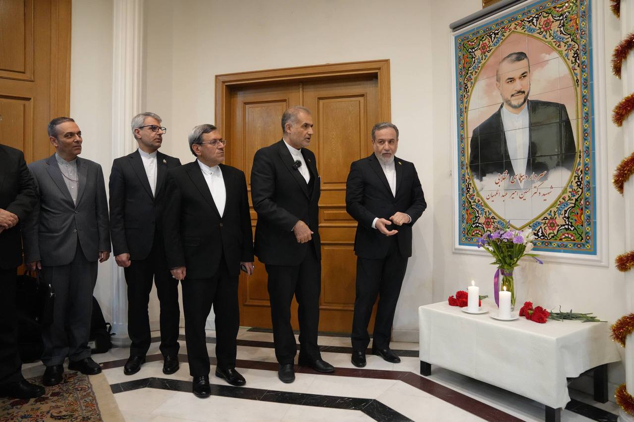 رونمایی از نماد یادبود شهید امیرعبداللهیان توسط عراقچی در روسیه (2)