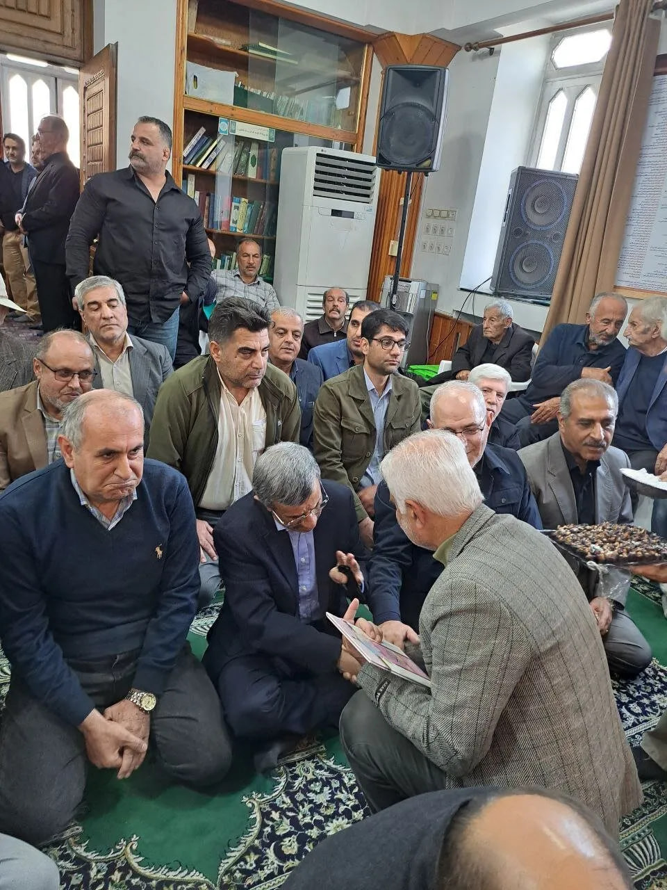 احمدی‌نژاد در مراسم ختم خواهر مشایی (2)