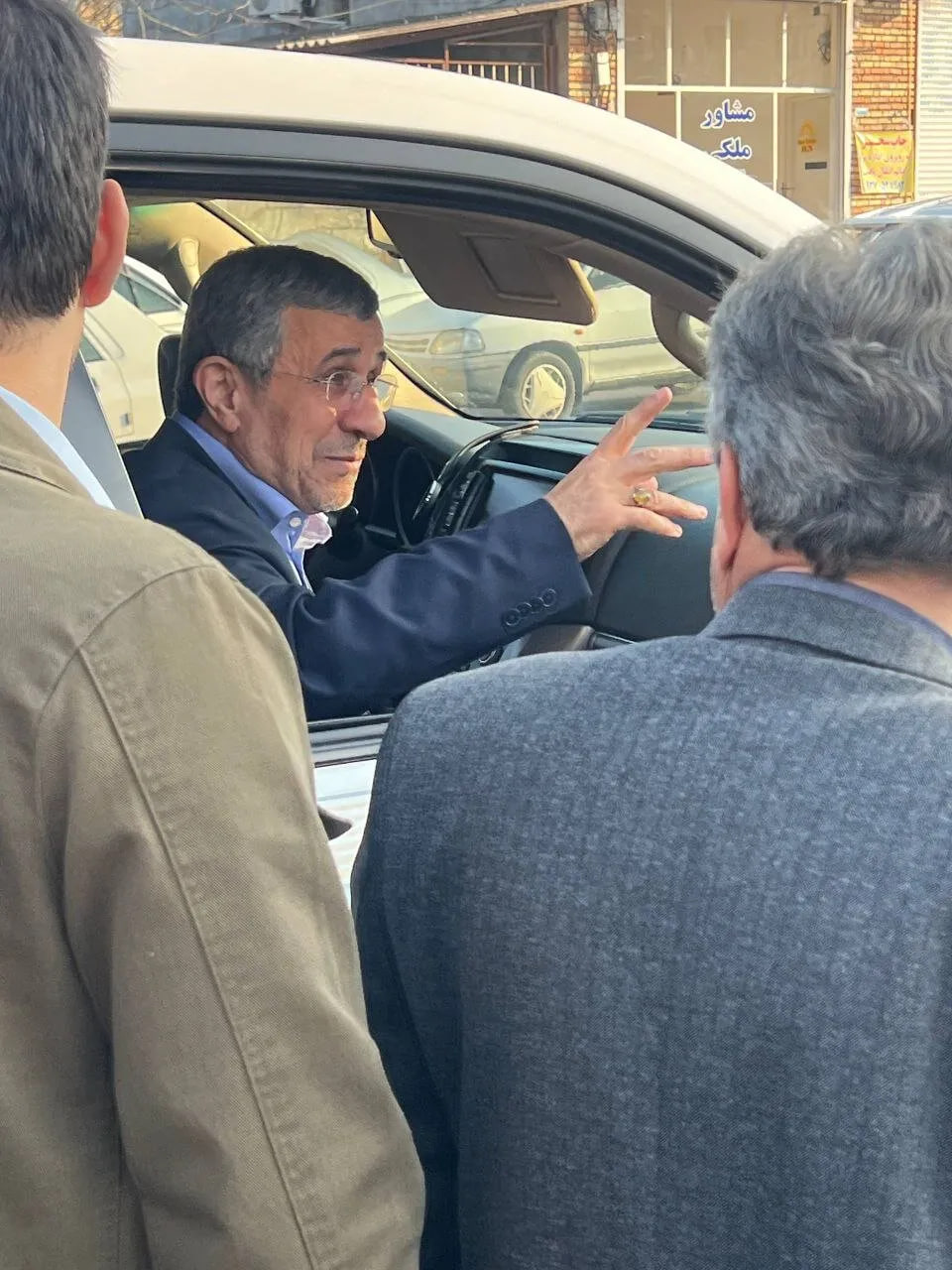 احمدی‌نژاد در مراسم ختم خواهر مشایی (5)