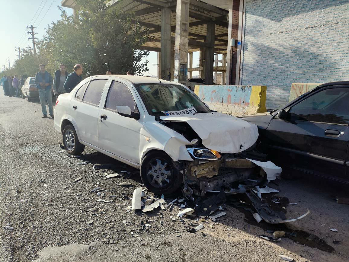 مصدومیت ۱۵ دانش آموز در تصادف ۳ سرویس مدارس (2)