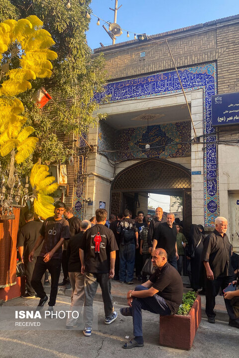گردهمایی نازی آبادیها برای اکبر عبدی (1)