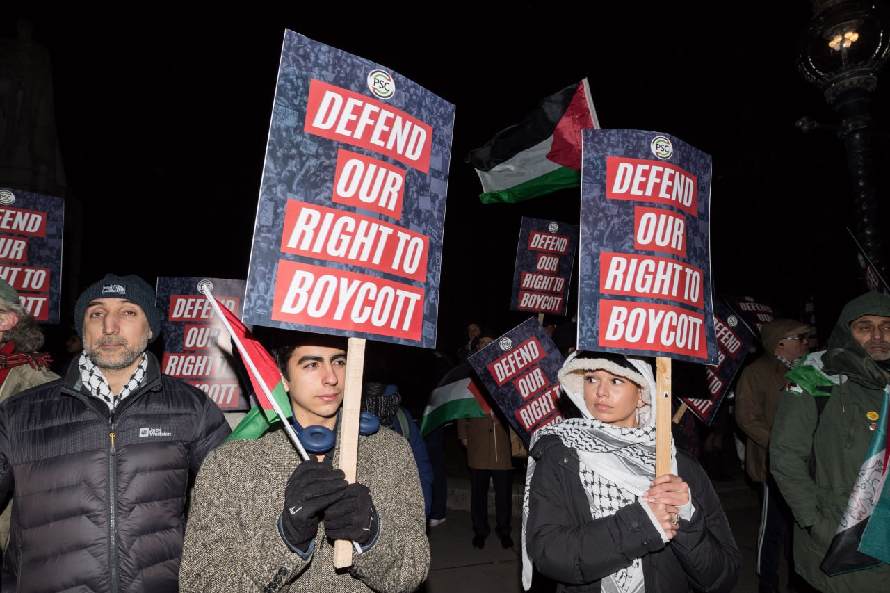 تجمع مقابل پارلمان انگلیس در اعتراض به حمایت از اسرائیل (5)