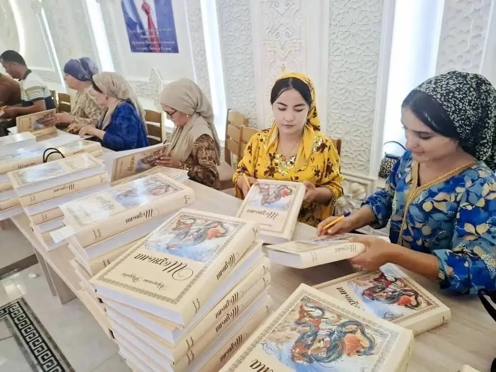 توزیع رایگان شاهنامه در تاجیکستان (2)