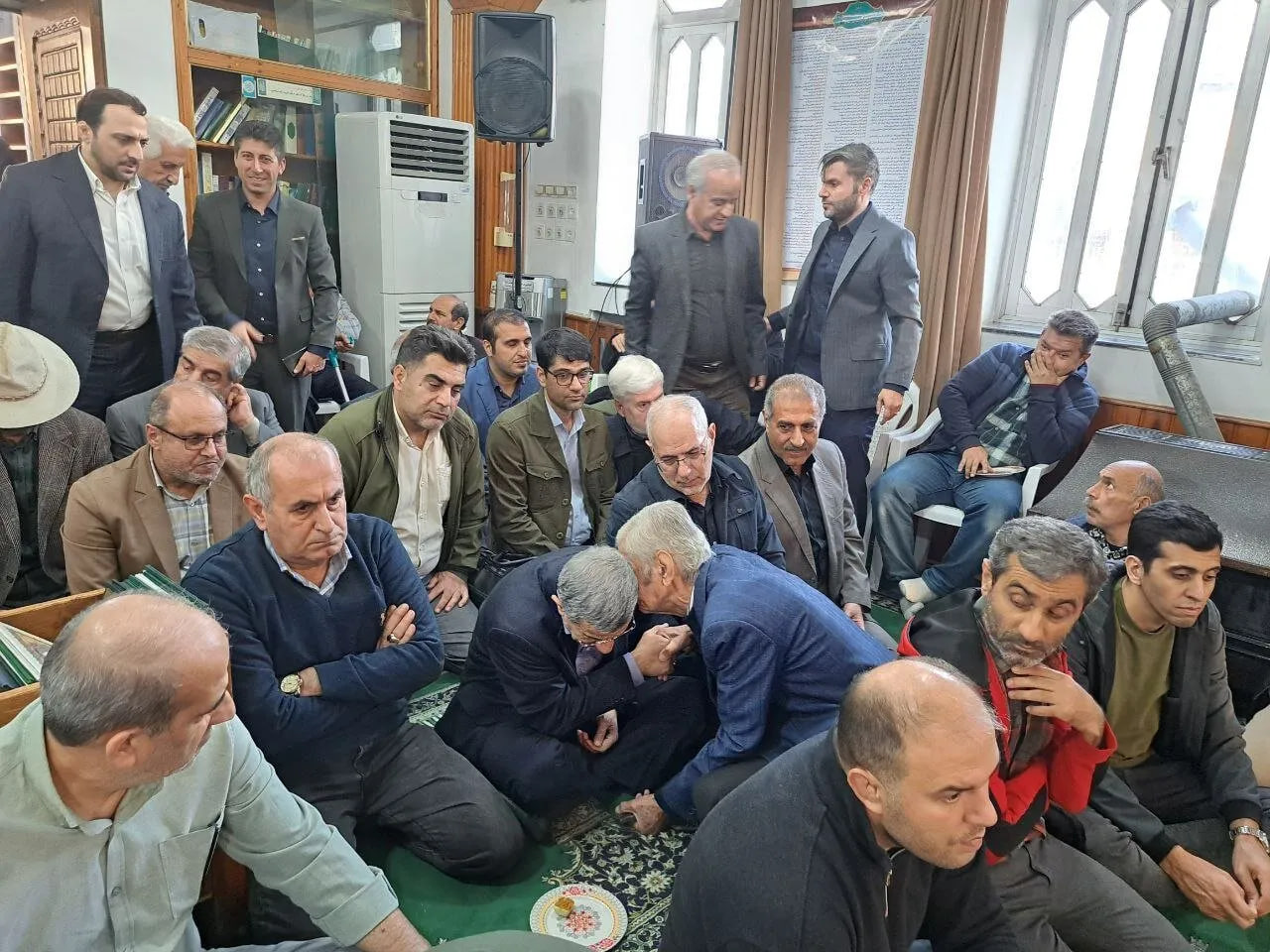 احمدی‌نژاد در مراسم ختم خواهر مشایی (1)