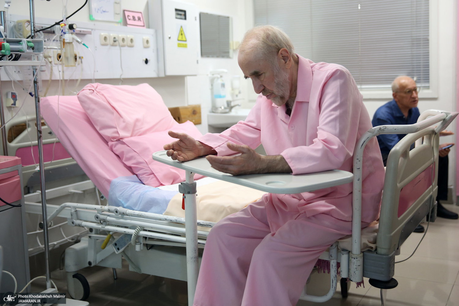نماز خواندن خاتمی در بیمارستان (2)