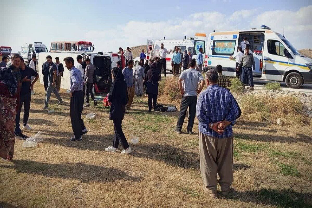 واژگونی مینیبوس حامل دانشآموزان در نقده با ۱۳ مصدوم + عکس