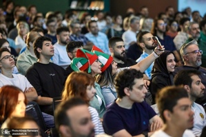 تماشای مسابقه فوتبال ایران و زلاندنو در باغ کتاب