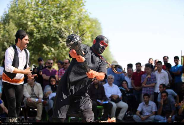 یک مسئول: تئاتر خیابانی در ایران به سمت حرفه ای شدن رفته است