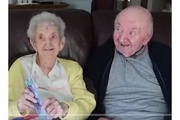  مادر ۹۸ ساله از پسر ۸۰ ساله‌اش در خانه سالمندان مراقبت می کند! + عکس