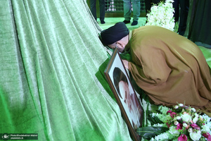 ادای احترام سید عمار حکیم نسبت به حضرت امام خمینی (س)