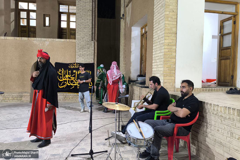 مراسم تعذیه خوانی در بیت تاریخی حضرت امام خمینی (س) در خمین
