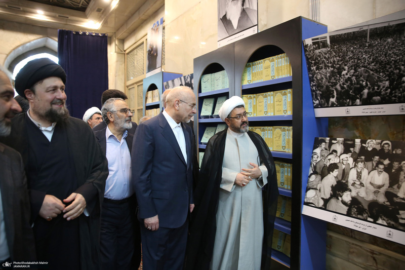 بازدید رئیس مجلس از نمایشگاه عکس امام خمینی