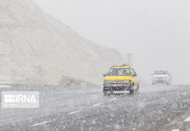 محورهای غربی استان اصفهان برفی و بورانی است