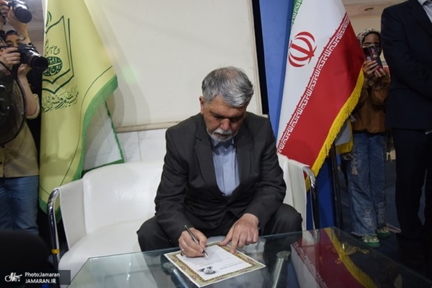  Cultural minister visits stall displaying Imam Khomeini's works at book exhibition