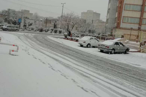 بارش برف بهاره مردم و مسافران نوروزی را در اراک غافلگیر کرد