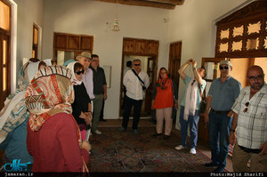 بازدید جمعی از گردشگران آلمانی از بیت و زادگاه حضرت امام در خمین