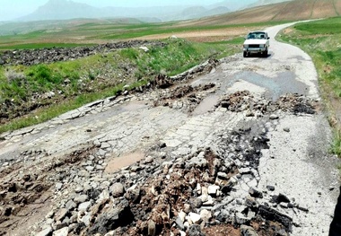 سیلاب به راه ارتباطی 20 روستای عنبرآباد خسارت وارد کرد