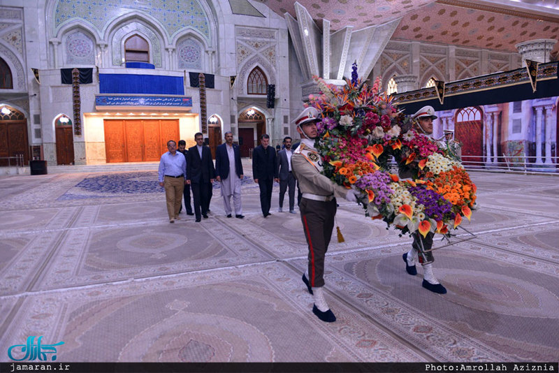 ادای احترام معاون وزیر دفاع پاکستان نسبت به حضرت امام خمینی(س)