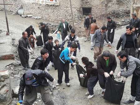 اهالی روستای انجمنه سروآباد اقدام به پاکسازی روستای خود کردند