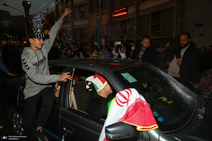 شادی مردم تهران پس از پیروزی تیم‌ ملی مقابل ولز