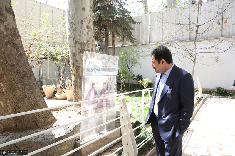 بازدید عبدالکریم حسین‌زاده، معاون امور توسعه روستایی و مناطق محروم کشور  از بیت امام خمینی (س) در جماران