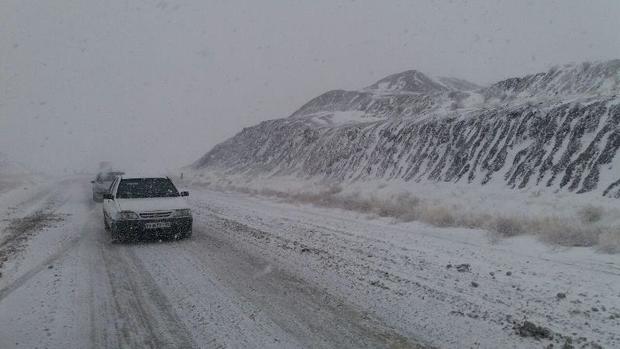بارش برف تردد خودروها را در جاده کرج - چالوس کند کرد