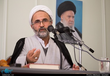 استاد دانشگاه مفید: اگر حاکمی دلش برای دین می‌سوزد، فقر و تبعیض را برطرف کند