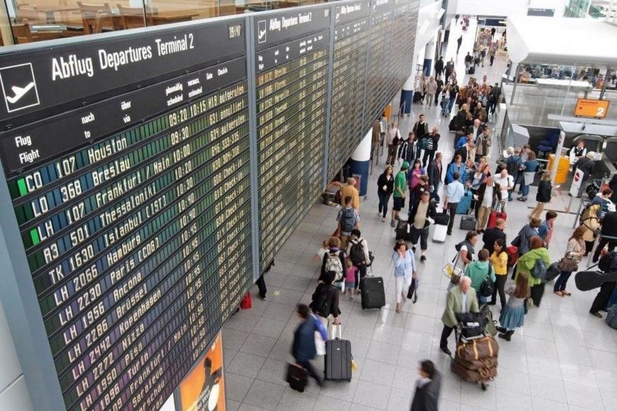 چه عواملی بر مدت زمان پرواز زاهدان به تهران تأثیر می‌گذارند؟