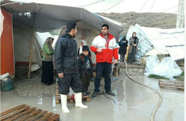 هلال احمر به 179 خانوار زلزله زده امدادرسانی کرد