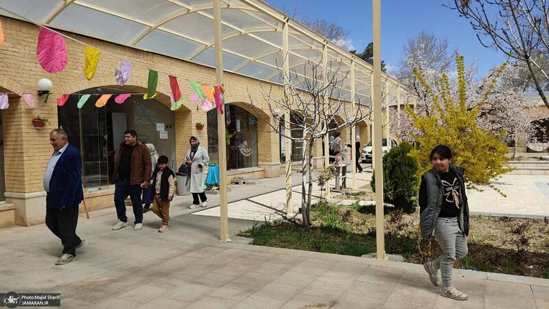 ازدید خانوادگی گردشگران نوروزی از بیت تاریخی حضرت امام در خمین