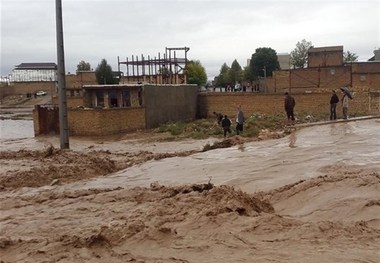 سیلاب وارد برخی محلات آبدانان شد