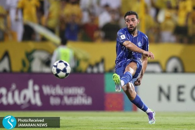 عکس| تبریک ویژه بازیکن استقلال به برنده توپ طلا