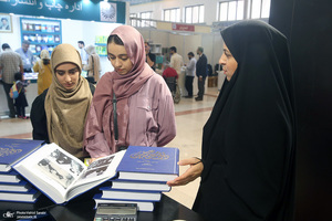 غرفه موسسه تنظیم و نشر آثار امام خمینی (س) در سی و پنجمین نمایشگاه کتاب تهران- 3