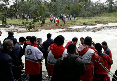 پیکر یکی از سرنشینان خودرو در رودخانه فومن پیدا شد