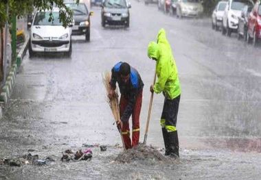 ریختن آب باران به شبکه فاضلاب بندرعباس موجب خسارت شد