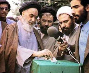 اعداد أول دستور للجمهوریة الاسلامیة